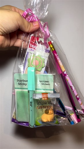 ✨ Kit de Anotações Completo – Fofura & Organização Organize seus estudos com muito charme! Esse kit é perfeito para quem ama papelaria criativa e funcional no dia a dia. 📝 O kit contém: \t•\t📏 1 régua da Tris \t•\t✏️ 2 lápis \t•\t🖊️ 3 canetas \t•\t🖍️ 1 marca-texto \t•\t📒 1 bloco de notas \t•\t🐹 1 borracha 3D em formato de capivara \t•\t💖 1 clip em formato de coração 💖 Ideal para escola, faculdade ou escritório 🎁 Perfeito para presentear alguém especial. Gostou? 💕 👉 Acesse o link na bi