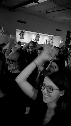 ❤️Tango Ocho Stuttgart❤️ Here it’s always a party🕺 And it is because of the súper lovely owners of the place: Vera & Leo and all the people who work with them (Yara, Anne, Salvatore…) In this place people connect with our music in a way they like: dancing tango, jumping, singing… there is no age, nationality or sexual orientation… Just people being happy 😍 We have played here about 15 times (maybe more…) impossible not to Love them! @diegoramos.1 at the Piano & backing vocals @mercademarisa Ba