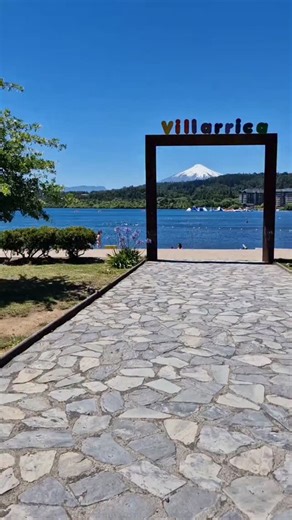 📍 Villarrica es una ciudad del sur de Chile, a los pies del volcán Villarrica. Se encuentra a orillas del extenso lago Villarrica. El paisaje circundante se caracteriza por sus espectaculares montañas y los manantiales termales. Al sureste está el Parque Nacional Villarrica, cubierto de bosques de araucarias y con senderos que lo entrecruzan. El parque también alberga las termas Geométricas. El lago Verde, de color esmeralda, se encuentra cerca del Parque Nacional | Rutas Chilenas