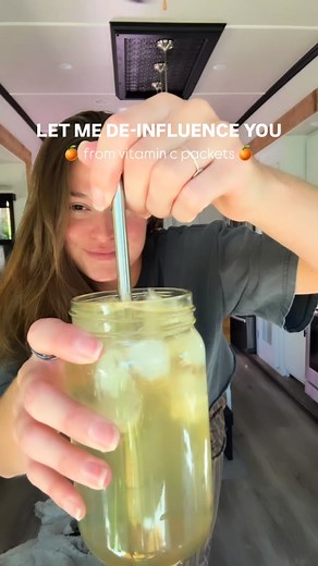 🍊 DE-INFLUENCE: VITAMIN C PACKETS 🍋 We’ve been sold the idea that those little vitamin C packets are “wellness in a cup” — but here’s the truth most people don’t realize 👀👇 Most vitamin C packets are made from GMO corn and contain synthetic ascorbic acid, which is only one isolated compound of vitamin C… not the whole-food complex your body actually thrives on. What’s missing? 👉 The co-factors, bioflavonoids, and synergistic nutrients that make natural vitamin C so effective for immune heal