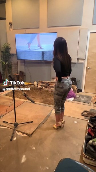 How Foley footsteps and cloth are done for movies #reelfoleysound #foley #foleyartist #bts #audio #sound #jimmychoo #sexyheels #goldheels #goldjimmychoo #learnfoley #sexywalk