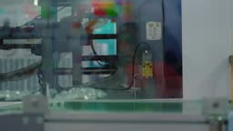 Bras robotisé automatisé manipulant des composants en plastique...