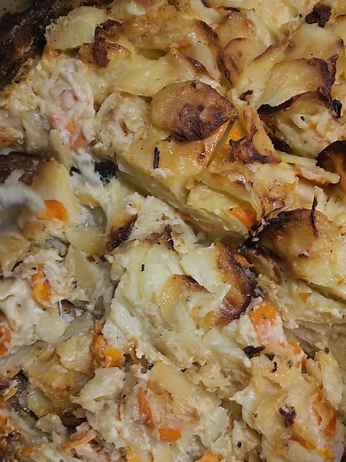 Dagens lunchbuff'e Helgrillad fläskfilé i ugn med lite sweet chili (ej starkt ) Potatis&rotfruktsgratäng Grönpepparsås/Bearnaisesås. Grönsaker Alt // Köttfärslimpa med saftigt rivna morötter i ( Nötkött) Potatis gratäng/kokt potatis Grönsaker bearnaisesås grönpepparsås. Salladsbuffe bröd dryck kaffe kaka ingår Senior 105 Vuxen 119 Barn 70 Önskar Varmt välkomna in och en härlig helg kika in njut av god husmanskost Bon Appétit e 🌸🥄🍴 | Ölhallen1924