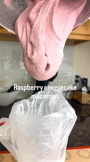 Raspberry cheesecake macarons are always a fan favorite and a great option for Valentine’s Day 😍 I hope you’re all having a lovely Sunday 💗 | The Happy Mac