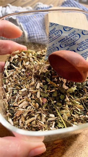 AKI🌿今よりちょっと楽になるハーブの使い方 on Instagram: "右上の「...」から保存しておくと 何かのときに、お役に立てます！ ______________________ 花粉対策したい！ と思ったら「🧸」で教えてね ______________________ いいね、コメント励みになります。ありがとうございます！ @and.phyto の、アキです🤝 ______________________ 今年もやってきました。 春季療法の時期。 去年、結構人気だったと思う・・・ 花粉症といえば、最近は ・粘膜焼く ・グルテンフリー ・点鼻 ・内服 など、たくさんの対処法があるけれど、ハーブからのアプローチは 「花粉に対応できる体にしておく」というイメージ。 使うハーブは 🌿エキナセア 🌿エルダーフラワー 🌿ネトル 私は @enherb_official でシングルハーブを買ってきて、混ぜました。 1:1:1でもいいし、この袋だったら全部同じ瓶に入れてもOKです。 朝晩、１杯ずつ飲んで、対策しましょう。 \なんとなくの不調をととのえる/ 👇その他のセルフケアは