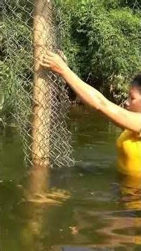 Single mom hand-weaves beautiful mini house walls 🏡🌿 #SingleMother #MiniHouse #DIY #VillageLife