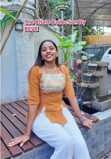 အားလုံးစောင့်မျှော်နေကြတဲ့ REVEရဲ့ First Collection The Chate Collection by REVE မြန်မာ့ရိုးရာ ချိတ်အဆင်ကို အိန္ဒိယ short kurti ဒီဇိုင်းနဲ့ ပေါင်းဆပ်ထားတဲ့ new concept လေးပဲဖြစ်ပါတယ်💁🏼‍♀️။ မြန့်မာရိုးရာနဲ့ အိန္ဒိယရိုးရာပေါင်းဆပ်ထားတဲ့ ပထမဆုံး ဒီဇိုင်းလေးဖြစ်ပြီး smart casual ပုံစံ ဝတ်ဆင်လို့ရသလို နေရာတိုင်းနဲ့ လိုက်ဖက်တဲ့ design လေးပဲဖြစ်ပါတယ်။✨ ချည် cotton အကောင်းသားကိုသာ အသုံးပြုထားပေးပြီး သက်တောင့်သက်သာရှိစေမဲ့အပြင် မြန်မာ့ရိုးရာချိတ်အဆင်ပါဝင်တဲ့ အတွက် ပွဲလည်တင့်စေမှာ အမှန်ပါပဲ။🇮🇳🇲🇲 Des