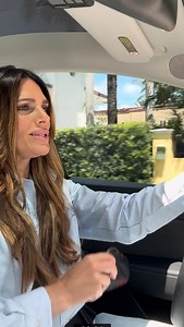 Barbara Bermudo Oficial on Instagram: "En mi mano tengo mi bolsita de maquillaje. Alguna vez has tenido la tentación de maquillarte en el carro , aunque sea en una luz de semáforo ??💋💄🚦 o “textear” 📲 cuando manejas ?? Mira este importante mensaje. Tenemos que tener en cuenta que antecedentes pueden afectarnos a la hora de tomar decisiones importantes que impactan a nuestra familia . @univista.insurance #univistainsurance"