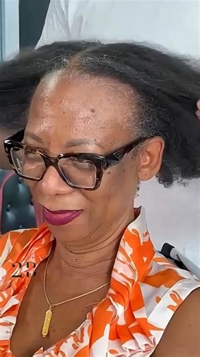 She came in with thick, curly hair that seemed impossible to tame… 💇‍♀️✨ But when the final look was revealed — everyone was stunned! 😱🔥 See her jaw-dropping transformation in the comments below 👇👇👇 | Quantum Cut