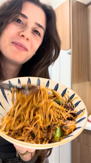 Dana etli noodle yapiyoruz - Beef chow mein 👌🏻 #yemektarifleri #yemek #chowmein #asianfood