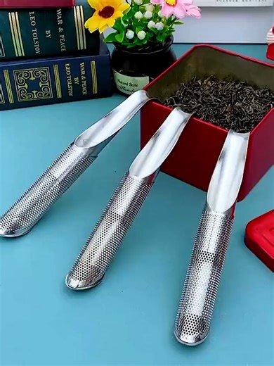 Tea Infuser Diffuser (Set of 2) – Stainless Steel Reusable Loose Leaf Tea Strainer Apni chai ko banayein aur bhi lazeez aur healthy Tea Diffuser (Set of 2) ke sath. Ye high-quality stainless steel se bana hua hai jo loose leaf tea ko asaani se brew karta hai bina patiyon ko cup mein girne diye. Iska fine mesh design chai ke asli flavor aur aroma ko perfectly extract karta hai. Reusable aur eco-friendly hone ki wajah se ye daily use ke liye ideal hai. Chain aur hook ke sath aata hai jo har cup, m