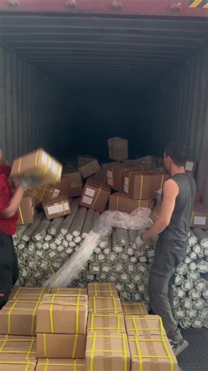 A 40-foot container of AISI 304 stainless steel accesories and stainless steel tubes were perfectly loaded Un contenedor de 40 pies con accesorios y tubos de acero inoxidable AISI 304 fue cargado a la perfección. 40-футовый контейнер с комплектующими из нержавеющей стали AISI 304 и трубами из нержавеющей стали был загружен идеально. Ein 40-Fuß-Container mit Zubehörteilen aus Edelstahl AISI 304 und Edelstahlrohren wurde perfekt beladen. Un conteneur de 40 pieds contenant des accessoires et des tu