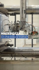 Sapete di cosa si tratta? Nel mondo dello stampaggio a iniezione, c’è un elemento che spesso passa inosservato ma fa davvero la differenza: la materozza. È il canale principale che porta la plastica fusa dall’ugello della macchina fino allo stampo, dove nasce il pezzo finito. Vediamolo in collaborazione con Mori 2A #adv | Ingegneria Italia
