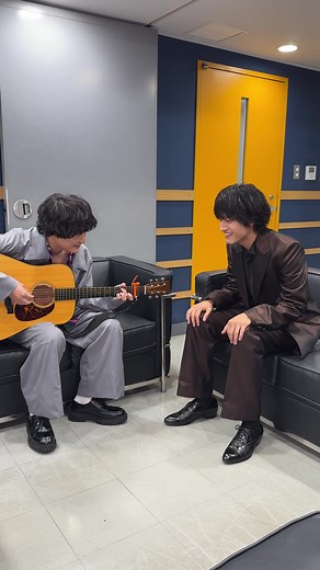 石崎ひゅーいと佐野晶哉の弾き語り共演