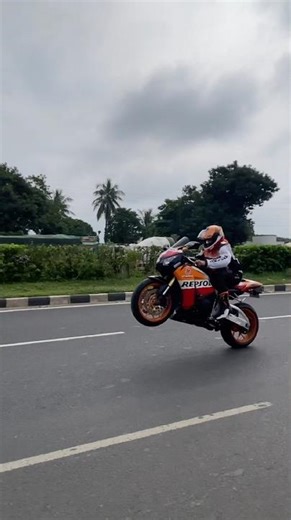 CBR1000rr wheelie||#cbr1000rr #wheelie #loudexhaust