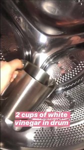 Clean your washing machine using only natural products!🌿 Did you know that manufacturers recommend you clean your washing machine every 4-6 weeks? Washing machines can collect hair, dirt and water so it's a good idea to give it a scrub and a rinse every few weeks!👍 - You will need: ✨White spirit vinegar (also called distilled vinegar) ✨A cloth Instructions: ✨Scrub seal of washing machine with a cloth dipped in white sprit vinegar ✨Pour 2 cups of white spirit vinegar in empty washing machine dr