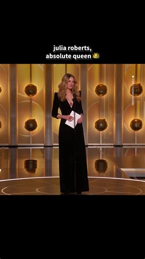 Julia Roberts Receives Standing Ovation at Golden Globes