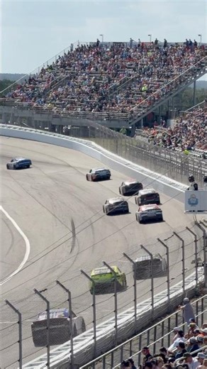 Who’s the flag man waving at? #nascar #racing