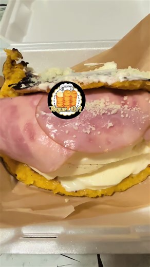 Bueno y al Cliente lo que pida!!! Quiero que le ponga el doble de queso aparte del q lleva !! Y nosotros le complacemos. Cachapa de Queso de Mano con Jamón ahumado!! Y Nata y más queso!!! Irresistible !!! 💯 artesanal.