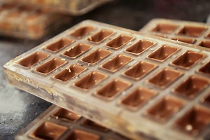 How To Get Chocolate Out Of Molds Without Breaking: Quick Guide! - Cake Decorist
