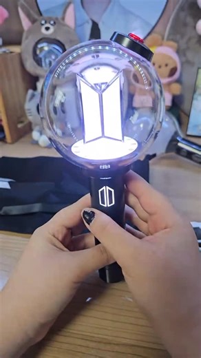 Tienda Kpop Colombia ✨ on Instagram: "✨ Así se ve la nueva Army Bomb ✨ Por la altísima demanda, nuestras unidades ya están agotadas y actualmente contamos con una lista de espera de más de 400 personas 🤍 👉 Mientras tanto, sí tenemos disponibles: • Base: $155.000 COP • Accesorios: $65.000 COP c/u Si quieres complementar tu Army Bomb o asegurar tus accesorios con tiempo, escríbenos 💌 Gracias por el apoyo y la paciencia, ARMY 💜 ✨Créditos del video al usuario -enlasopa- de tik tok"