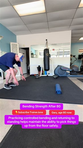 💙 Strong & Capable at 80 — Gentle Strength & Mobility Today’s exercise: Modified Inchworm to Plank (3 reps) ✔️ Start standing tall ✔️ Slowly hinge forward and walk your hands down ✔️ Place both hands on a rolled mat for support ✔️ Hold a brief plank position ✔️ Walk your hands back and return to standing That’s one rep. Aim for 3 controlled repetitions. Focus on good posture and engaging your core. Move slowly and keep a chair or wall nearby if you need support. ✨ Why this exercise is important