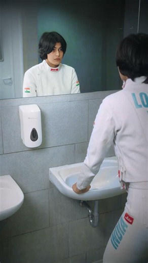 Superman had a phone booth. Prachi Lohan has a mirror 🦸‍♀️