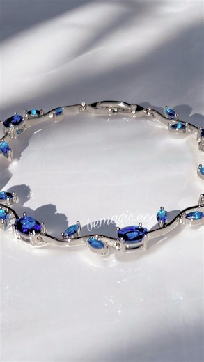 joyeria y grabados ecuador💍✨ on Instagram: "Brazalete soñado de tulipanes en tu color favorito 🌷💙 •Nuevamente disponible, pídelo en Shopbemagic.com #joyasecuador #ecuador #jewelry #accesoriosecuador #necklace #Tulip #tulipan #tulipanes #bracelet #tulipbracelet"