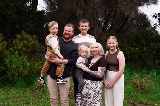 One reschedule because of awful weather so when the next day was a little rainy we decided to risk it! There was a perfectly timed break in the weather and we had fun chasing around the two little ones! @hannah.hughes963 | Megan Bourn Photography - Tasmania Newborn Photographer