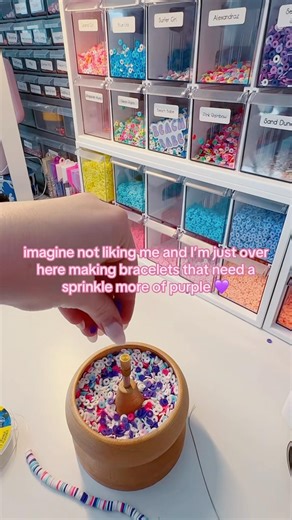 Good vibes only #beadbuddies 💖✨ #kellyprepsterstudio #beads #braceletbusiness #beadspinner