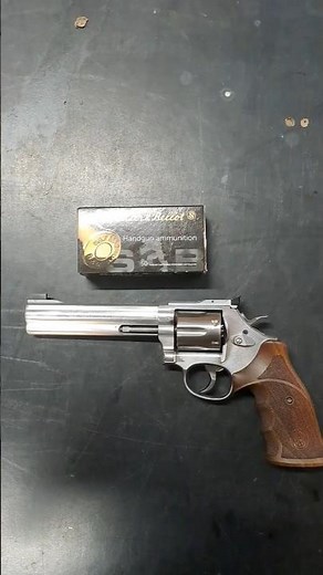 Smith & Wesson 686 Target Champion Deluxe in 357 Magnum.Shooting on the 5 meter range.