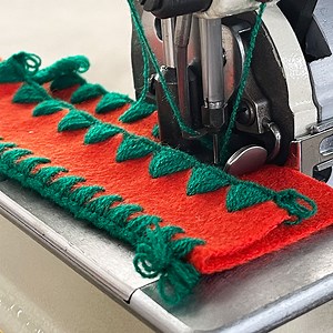 [Hot Item] Industrial Shell Stitch Overlock Sewing Machine for Embroidery