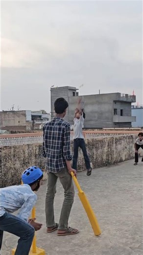 Aree baap reee 🤣🤣🏏🏆🏆@TheChallengers_06 #cricket#gullycricket#challenge #fyp#edit#shortsviral