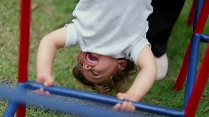 「遊園地で遊ぶ猿のバーでさかさまの子どもが床に落ちる。」の動画素材（ロイヤリティフリー）1069103680 | Shutterstock