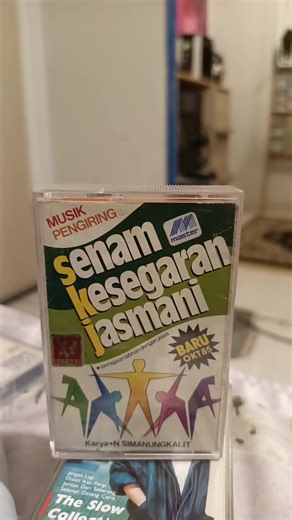 SENAM KESEGARAN JASMANI (SKJ 1985). Senam Kesegaran Jasmani pertama kali diberi judul SKJ '84 yang gerakannya masih mirip dengan gerakan Senam Pagi Indonesia Seri D. Senam Kesegaran Jasmani mulai mengalami perubahan besar gerakan pada seri SKJ '88 karena menurut Berty Tilarso, salah satu penyusun gerakan, ada beberapa gerakan yang menurut dokter ahli dan pakar olahraga tidak boleh lagi dilakukan. #senamkesegaranjasmani #skj84 #memories #kasetpita #cassettetape #foryoupage #trendingsong #indonesi