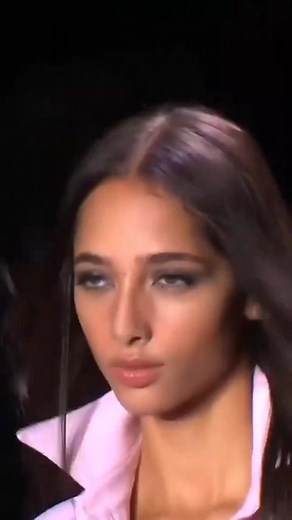 Yasmin Wijnaldum iconic walk is too addictive 🛐 #yasminwijnaldum #model #runway