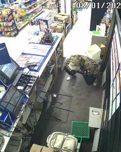 Looking to identify and speak to the individual in the video below in connection to a robbery that occurred on January 8, 2026, in Cambridge. Investigators are also requesting residents in the areas of Linnwood Avenue, Hilltop Avenue, and Alison Avenue to review their home security footage between 6 p.m. and 7 p.m. on January 8, 2026, for any suspicious persons or activity. Anyone with information is asked to call police at 519-570-9777, extension 8255. To provide anonymous information, please c