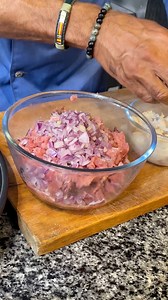 Pain de thon 😍🐟 on est pleine saison du thon c’est l’occasion d’essayer différent recette avec ce délicieux poisson 🥰 juste avec quelques ingrédients vous pouvez préparer un pâté de thon fourré aux oeufs et c’est un régal , vous pouvez même le garder au frigo et le ressortir pour bous couper quelques tranches, Voici la liste des ingrédients : 800g de thon haché , 50g de pain , 100g lait , oignions hachés (optionnel) , huile , 5 oeufs bouillis .Adresse 📍Kouba Garidi 1 0558359581☎️ réservation