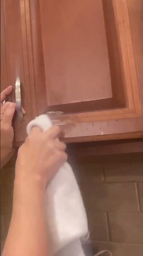 How to Clean the Grease off your kitchen cabinets #shorts #cleaningtips #cleaning #cleaninghacks