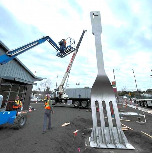 World's largest fork: Fairview's giant fork sets world record
