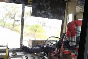 लखनऊः डैश बोर्ड पर पैर रख जनरथ बस दौड़ाने वाला चालक निलंबित