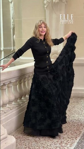 Arielle Dombasle causes a sensation at the Chanel Haute Couture show ❤️