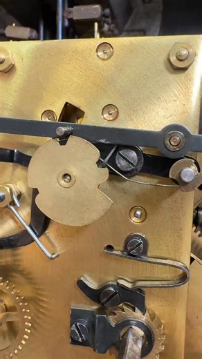 How Does a Clock Know It’s 15, 30, or 45 Minutes? 🎵 Ever wondered how a mechanical clock can tell the difference between quarter, half, and three-quarter hours? This video shows the internal mechanism that separates each time interval and triggers the correct chime sequence with perfect timing. | Đồng hồ Nhà kho