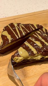 🍫PROTEIN DUBAI CHOCOLATE BROWNIE 🍫 Ingredients: 👇🏽 For brownie base: 87g - 0% plain Greek yogurt 40ml - skim milk 1/2 - a large egg 25g - cocoa power 15g - chocolate @levelsprotein protein powder 1/2 tsp - baking powder 21g - zero cal granulated sweetener For the pistachio filling: 87g - 0% plain Greek yogurt 30g - pistachio butter / spread 20g - low sugar mini wheats cereal For the chocolate ganache topping: 40g - semi sweet chocolate 15g - 0% plain Greek yogurt Instructions: 👇🏽 -mix toge