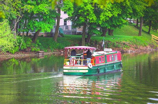 I Rented a Houseboat on New York’s Erie Canal—Here’s What It’s Like to Captain Your Own Cruise