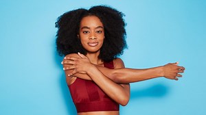 3 estiramientos para tus tríceps que completarán tu rutina de brazos