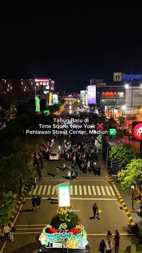 Cerita Dibalik Keseharian on Instagram: "Tahun Baruan Di Time Square, New York ❌️ Pahlawan Street Center, Madiun ✅️ . . . . . 📽: @dibalikkeseharian 📌: Pahlawan Street Center, Madiun #fyp #fypシ #pahlawanstreetcentermadiun #tahunbaru2026 #timesquare"