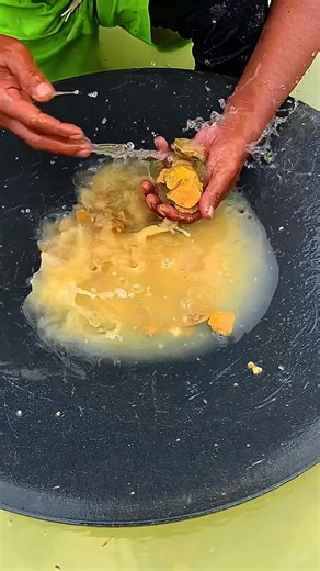 Simulating the process of separating gold in sand using trays #simulation #goldriver #riversand