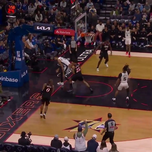 Victor Wembanyama rend le dunk TROP FACILE 👽 L'Alien frappe encore !