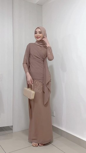 @qiszar on Instagram: "'Miss Qis ada tak design yang senang nak cedok kuah kacang, lauk pauk & senang basuh pinggan di pagi raya nanti since saya ni jenis yang buat kerja rumah biasanya pagi raya nanti.' - Haruslah ada! 﫶 Boleh purchase Teresa Luxe since all the detailings tu mmg tak effect korang bila nak buat any house chores. Selesa, masih outstand & elegant look gitchu. Early bird price RM259 (Normal Price : RM309), grab now since 70% stocks dah habis 凉"